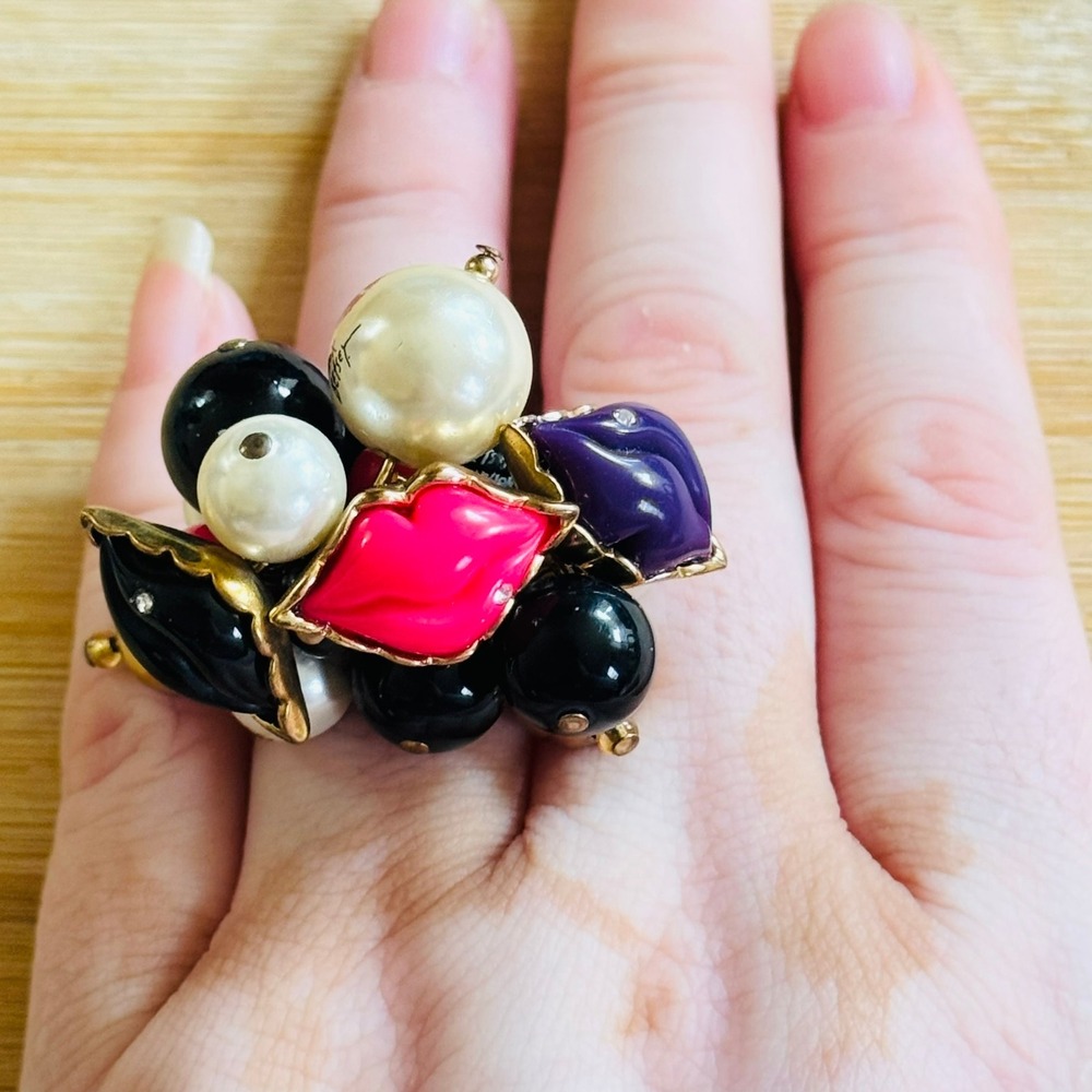Betsey Johnson Marilyn Lips Cluster Cocktail Ring Pearl Statement Y2K chunky Sz7